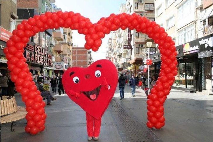 Sevgililer Bayraklı Sevgi Yolun’da Buluştu G2