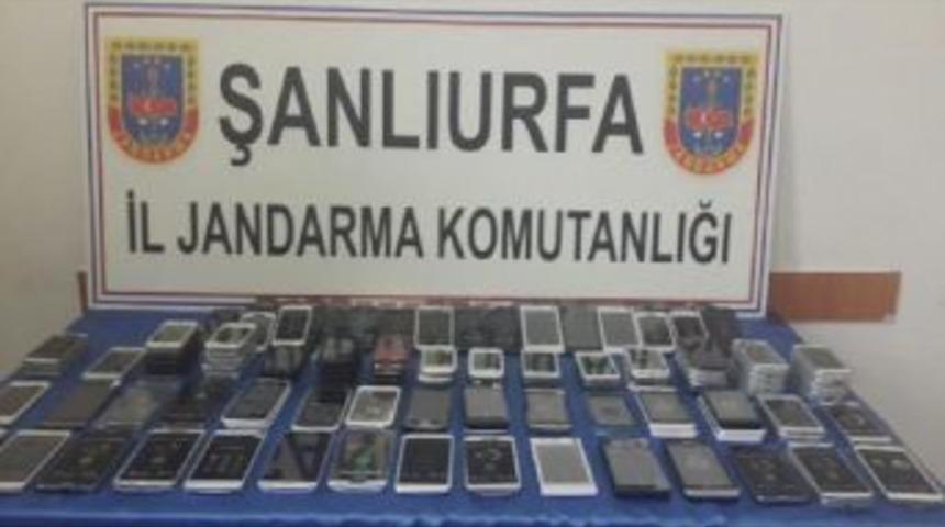 Yolcu Minib&uuml;s&uuml;nde 140 Ka&ccedil;ak Cep Telefonu Ele Ge&ccedil;irildi