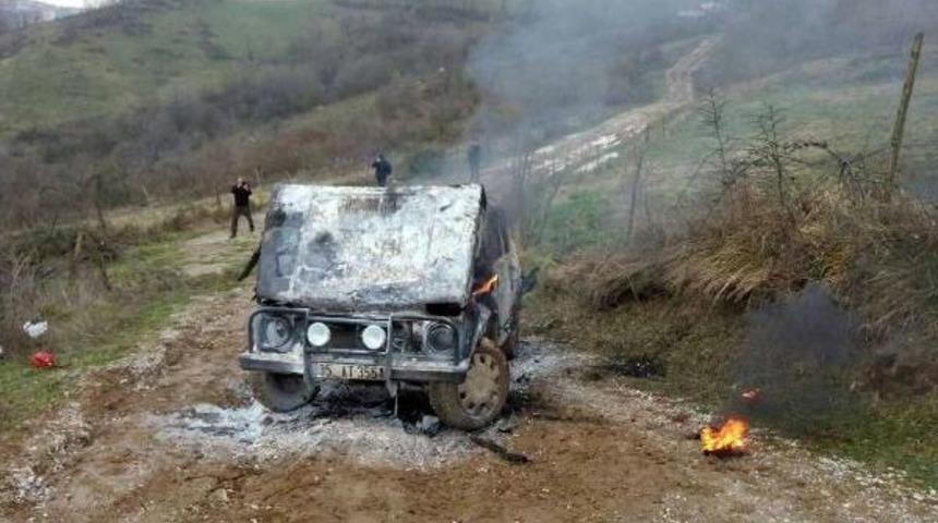 Dağ Başında Yanan Arazi Aracı Kullanılmaz Hale Geldi