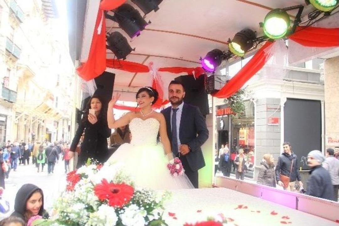 Sevgililer G&uuml;n&uuml;&rsquo;nde Nostaljik Tramvayda D&uuml;nya Evine Girdiler