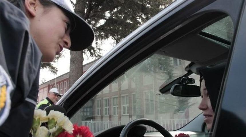 Bolu Polisinden S&uuml;r&uuml;c&uuml;lere 14 Şubat S&uuml;rprizi