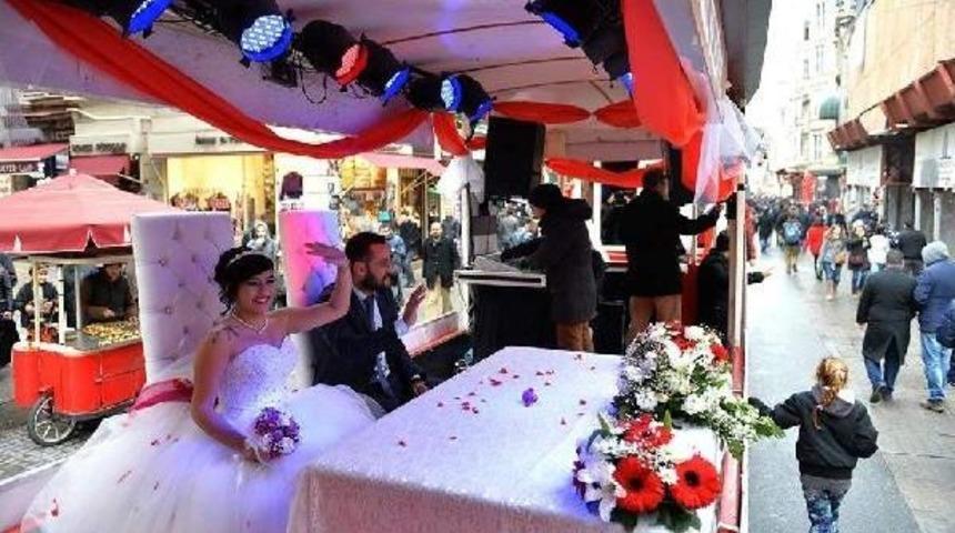 Sevgililer G&uuml;n&uuml;nde Tramvayda Nikah