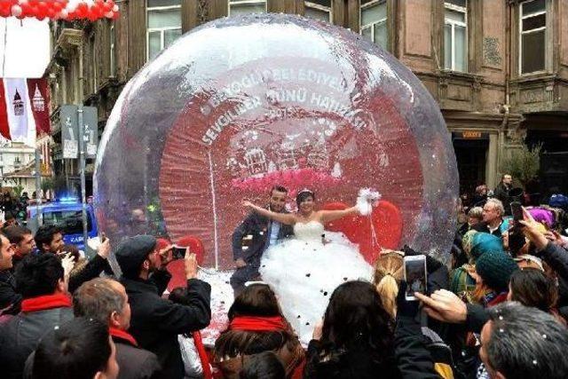 Sevgililer Gününde Tramvayda Nikah