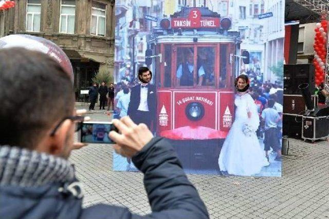 Sevgililer Gününde Tramvayda Nikah