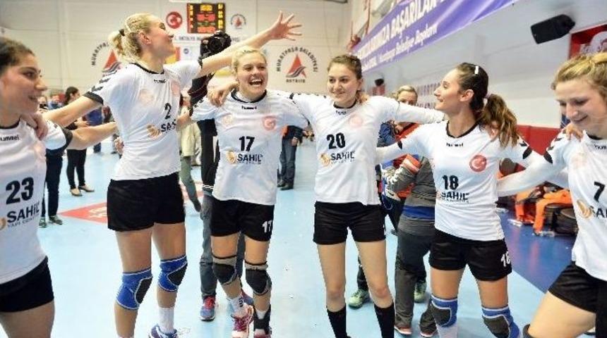 Muratpaşa’nın Sultanları Çeyrek Finalde