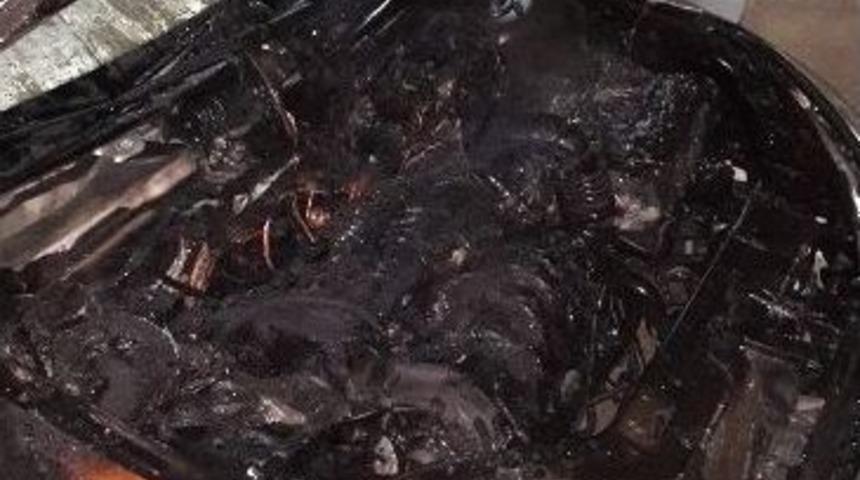 Afyonkarahisar&rsquo;da 2 Ara&ccedil; Benzin D&ouml;k&uuml;lerek Yakıldı