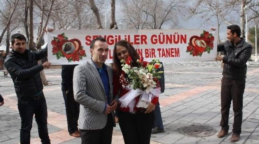 Sevgililer G&uuml;n&uuml;&rsquo;nde S&uuml;rpriz Evlenme Teklifi