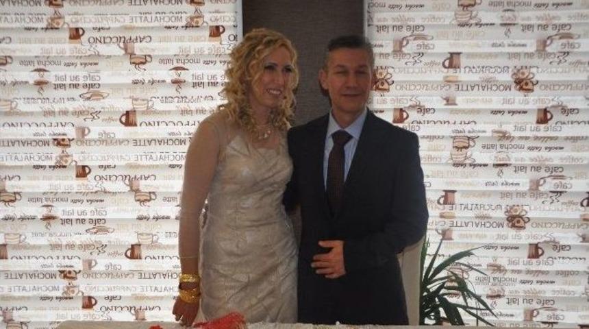 Sevgililer G&uuml;n&uuml;nde D&uuml;nya Evine Girdiler