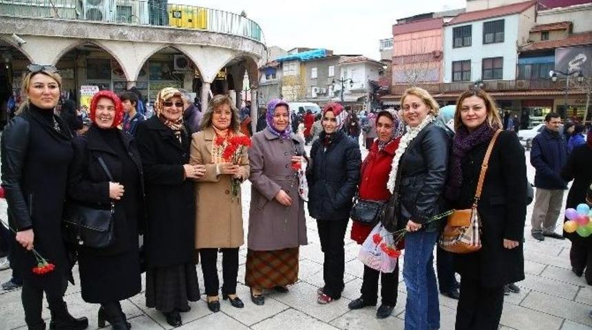 Kadın Meclisi 14 Şubat&rsquo;ta Canlı M&uuml;zik Eşliğinde Karanfil Dağıttı