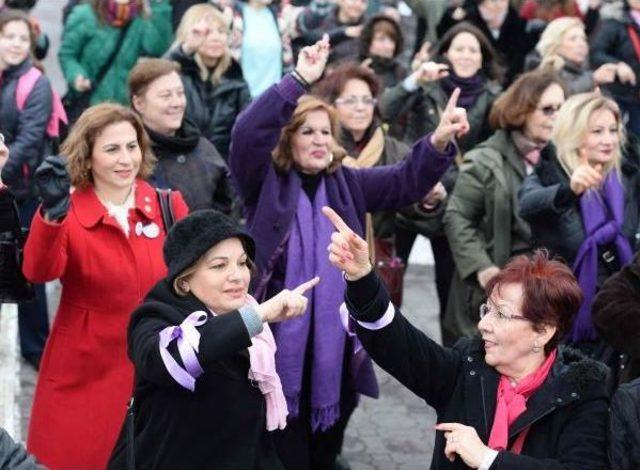 Kadıköy'de Kadınlar Şiddete Karşı Dans Etti