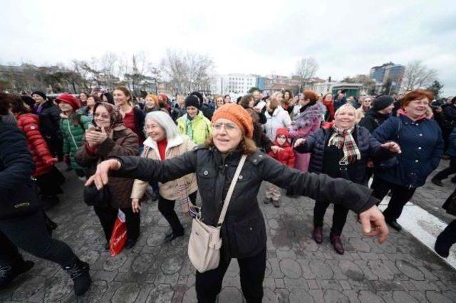 Kadıköy'de Kadınlar Şiddete Karşı Dans Etti