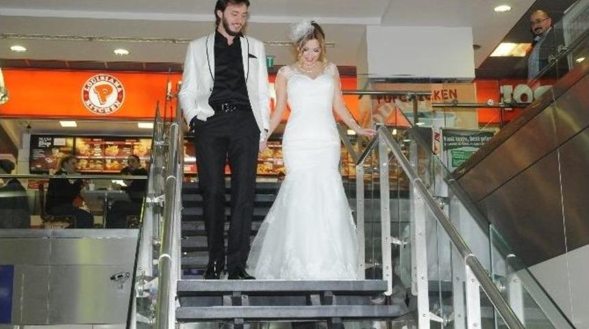 Sevgililer Günü’nde Tanıştılar, 1 Sene Sonra Da Aynı Gün Evlendiler