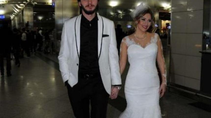 Sevgililer G&uuml;n&uuml;nde Evlendiler, Balayına Gelinlik Ve Damatlıkla Gittiler