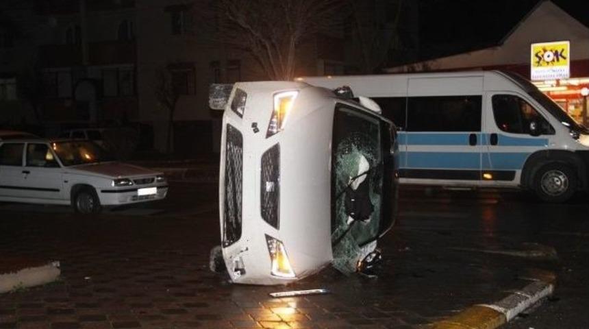 Ref&uuml;je &Ccedil;arparak Otomobilin &Uuml;st&uuml;ne U&ccedil;tu: 1 Yaralı