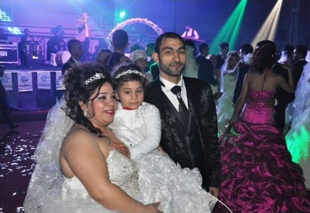 Kucaklarında Bebekleriyle Resmi Nikaha Kavuştular