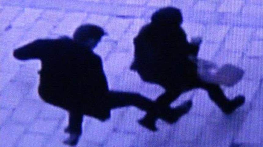 Cami Bah&ccedil;esinde Kadına B&ouml;yle Şiddet Uyguladı