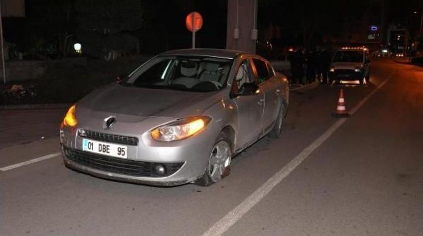 Kaza Yapan Otomobili Bırakıp Taksiye Binip Gittiler