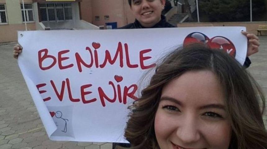 (&ouml;zel Haber) Sevgililer G&uuml;n&uuml;&rsquo;nde Pankartlı Evlenme Teklifi