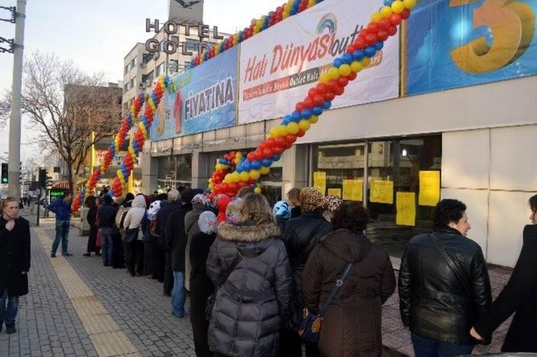 (&ouml;zel Haber) Bursa&rsquo;da Ucuz Halı İzdiham