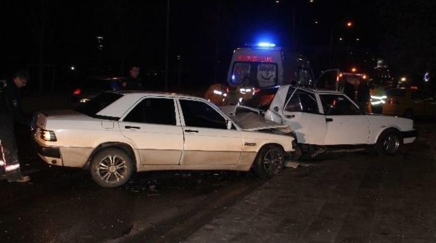Başkent&rsquo;te 3 Kişinin Yaralanmasına Sebep Olan Otomobilin S&uuml;r&uuml;c&uuml;s&uuml; Olay Yerinden Ka&ccedil;tı