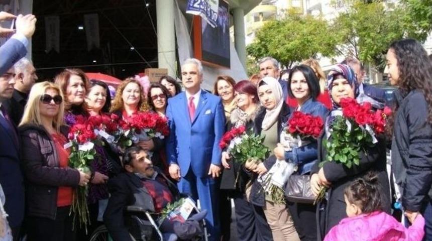 Mhp İl Başkanı Baş, Vatandaşlara Kırmızı G&uuml;l Dağıttı