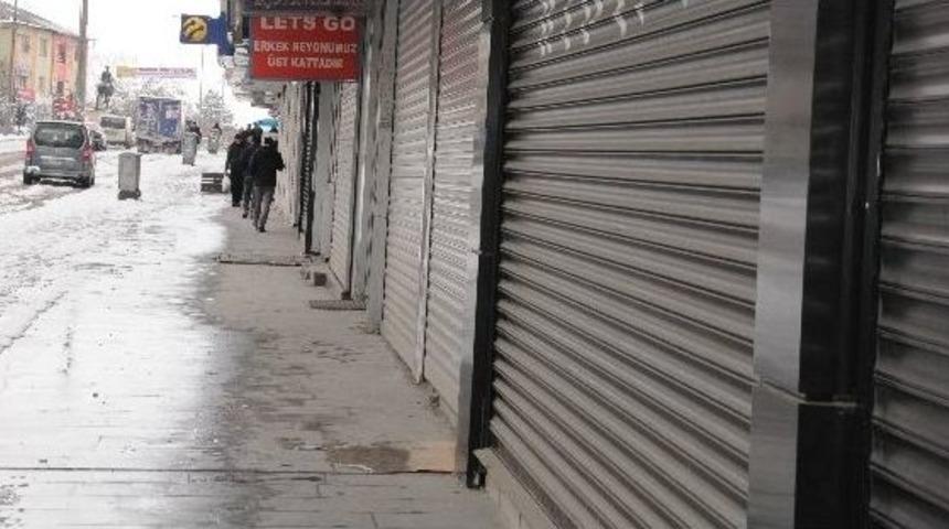 Hakkari&rsquo;de Kepenkler A&ccedil;ılmadı