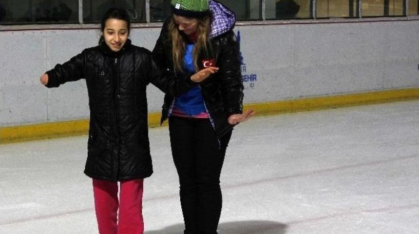 Engelli Vatandaşların Buz Pateni Heyecanı