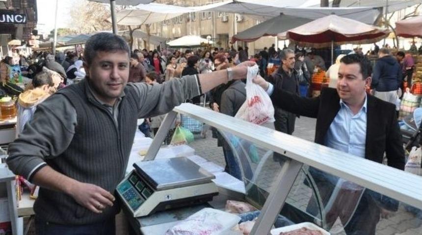 İzmir&rsquo;de İki Kilometre Uzunluğunda Pazar