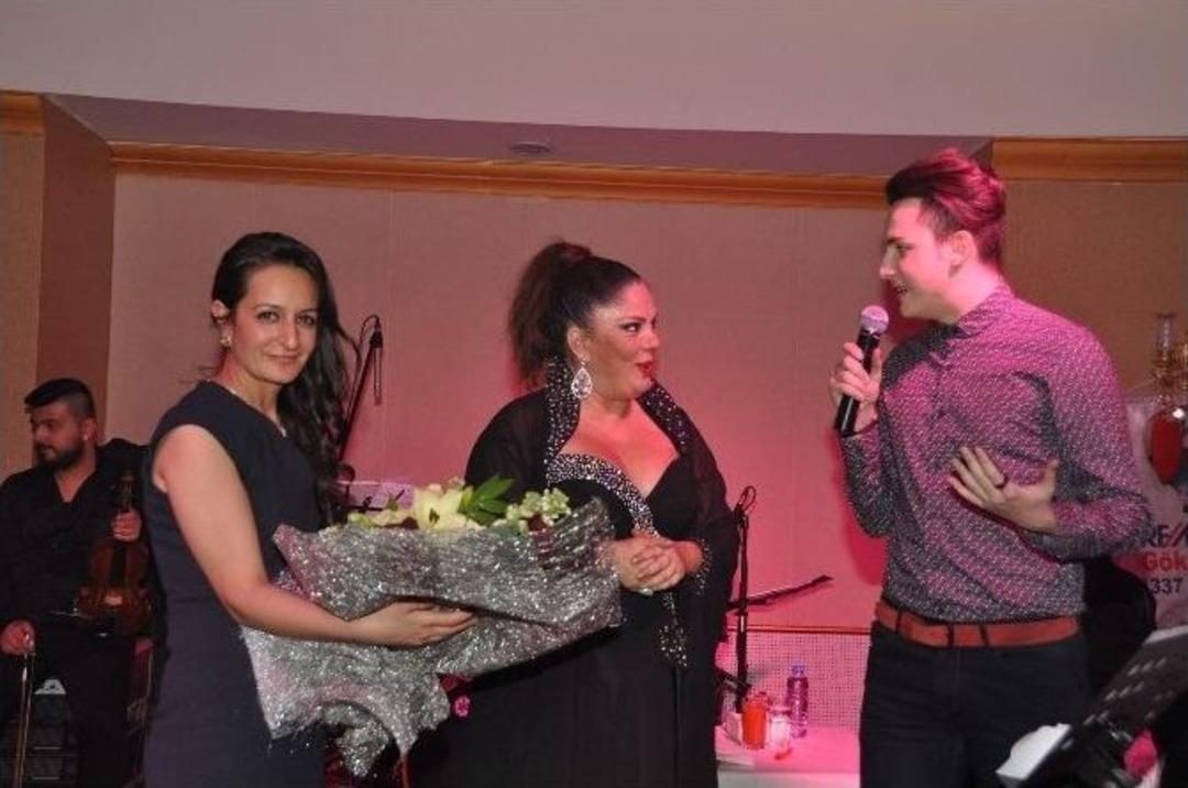 &Uuml;nl&uuml; Sanat&ccedil;ı İzel Gaziantep&rsquo;i Salladı