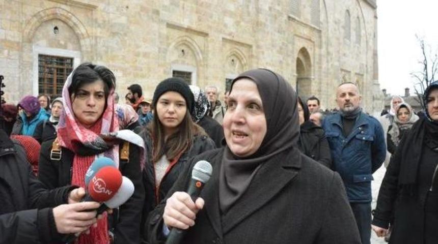 &Ouml;zgecan I&ccedil;in Kadın- Erkek Birlikte Gıyabi Cenaze Namazı Kıldı