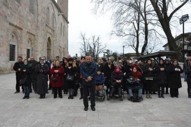 Özgecan Için Kadın- Erkek Birlikte Gıyabi Cenaze Namazı Kıldı