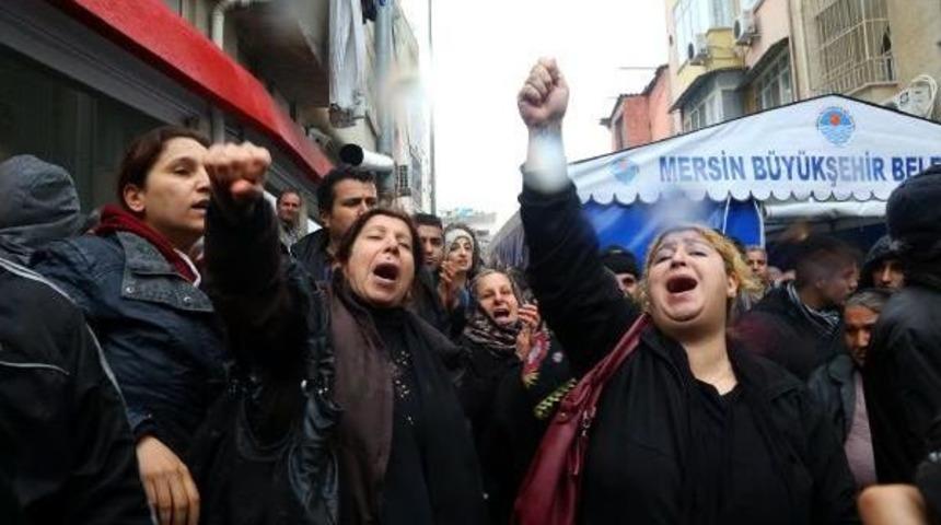 Bakan İslam'a, &Ouml;zgecan'ın Ailesine Taziye Sonrası Protesto