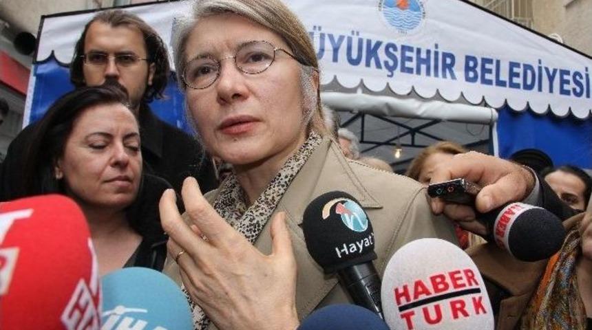 Emine &Uuml;lker Tarhan Taziye Evinde