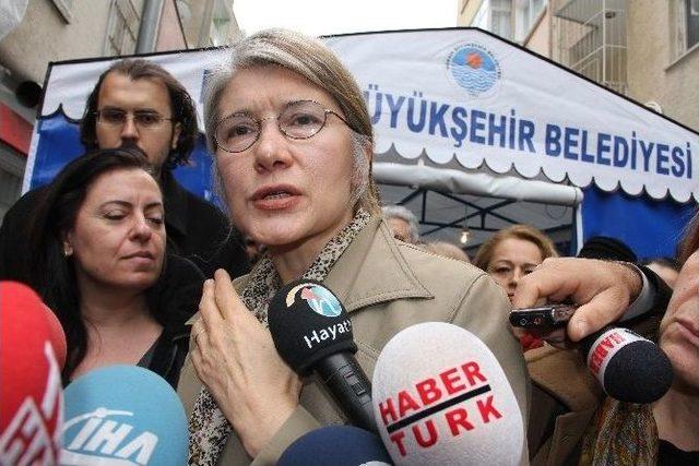 Emine Ülker Tarhan Taziye Evinde