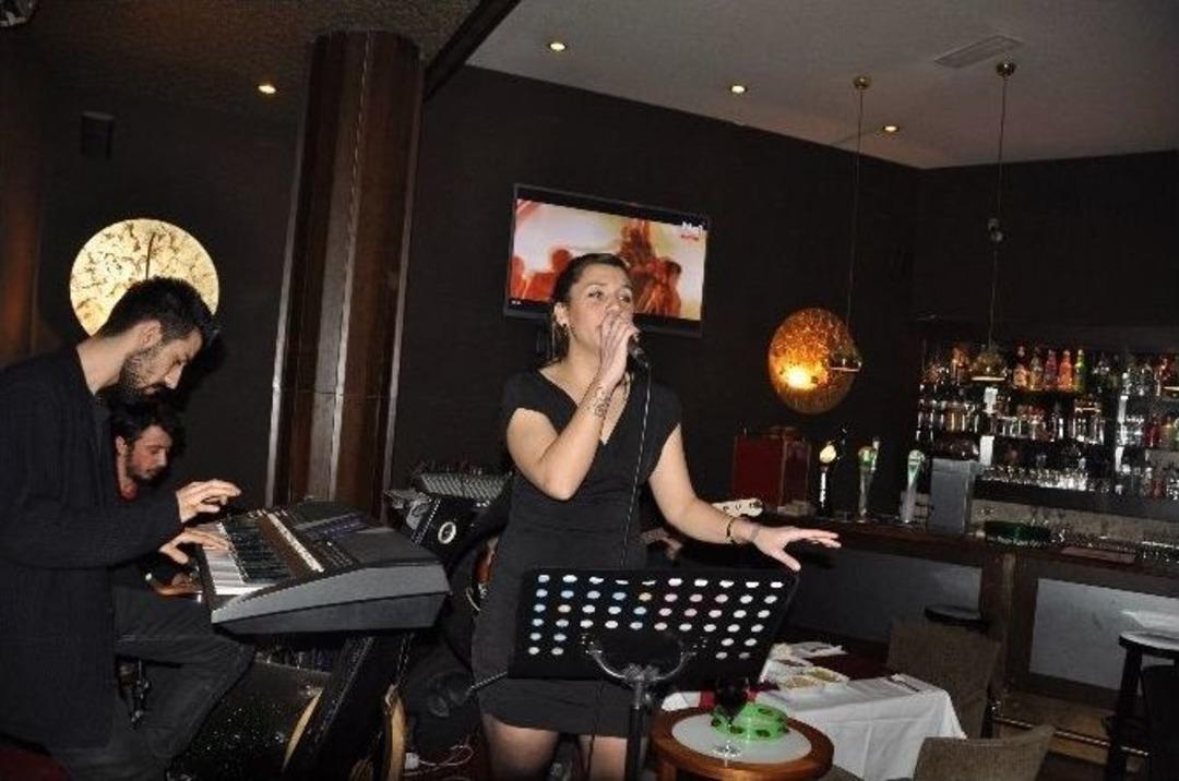 14 Şubat&rsquo;ta Tuğcan Otel&rsquo;e Yıldız Yağdı