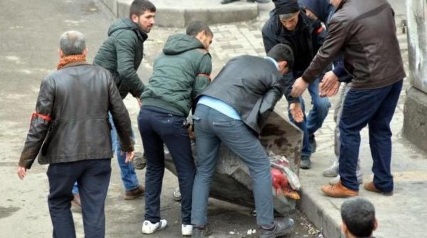 &Ouml;calan'ın Yakalanışını Diyarbakır'da 25 Bin Kişi Protesto Etti