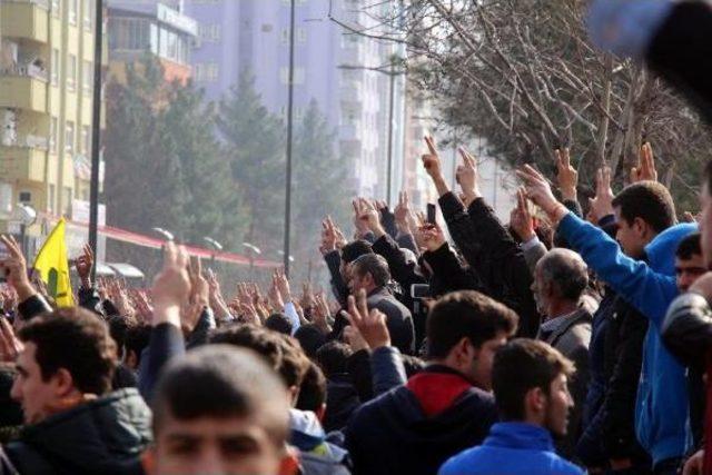 Güneydoğu'da Bir Çok Ilde Öcalan Için Kepenk Kapatıldı (2)