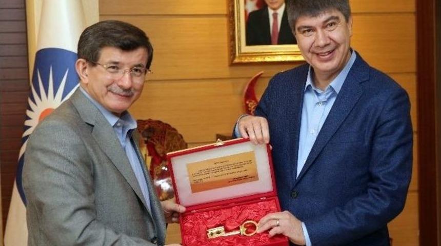 Başbakan Davutoğlu&rsquo;na, Antalya&rsquo;nın Anahtarı Verildi