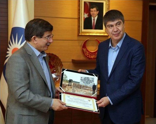 Başbakan Davutoğlu’na, Antalya’nın Anahtarı Verildi