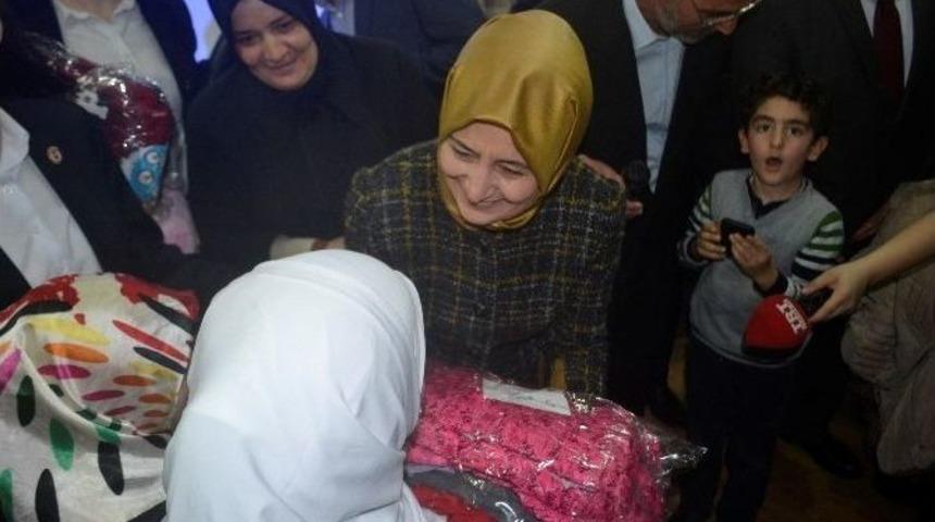 Sare Davutoğlu Suriyeli &Ccedil;ocuklara Hediye Dağıttı