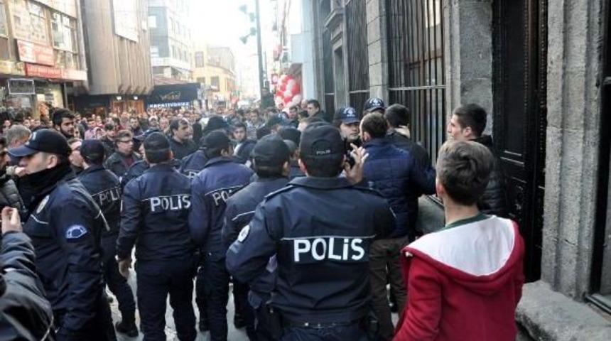 Protestocu Kadınlara &lsquo;&Ouml;zgecan'a Iyi Olmuş' Diyene G&ouml;zaltı