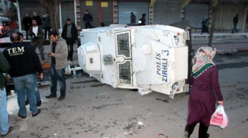 Diyarbakır'da Zırhlı Ara&ccedil; Devrildi: 4'&uuml; Polis 5 Kişi Yaralandı