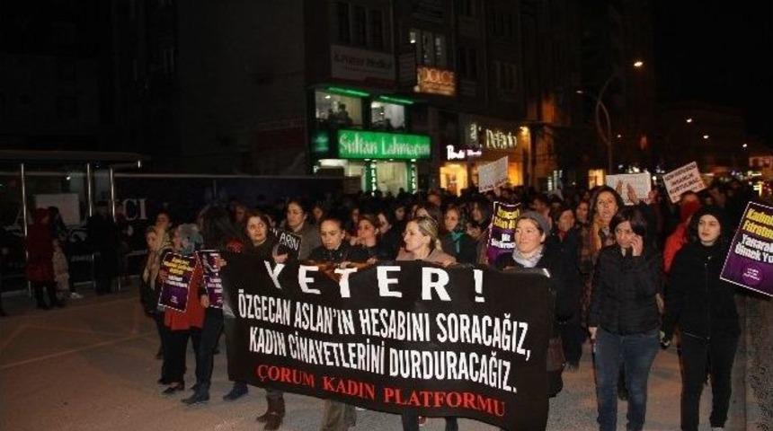 &Ccedil;orum, &Ouml;zgecan İ&ccedil;in Ayakta