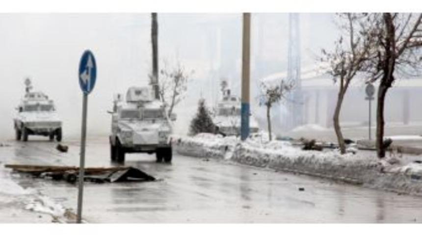 Y&uuml;ksekova&rsquo;daki Olaylarda 1 Polis Yaralandı