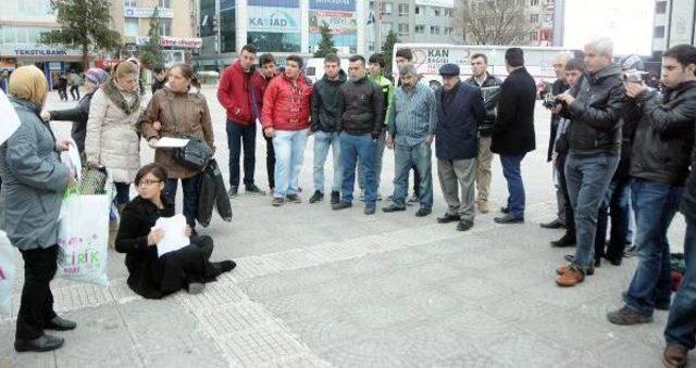 Özgecan Için Tek Başına Eylem Yaptı