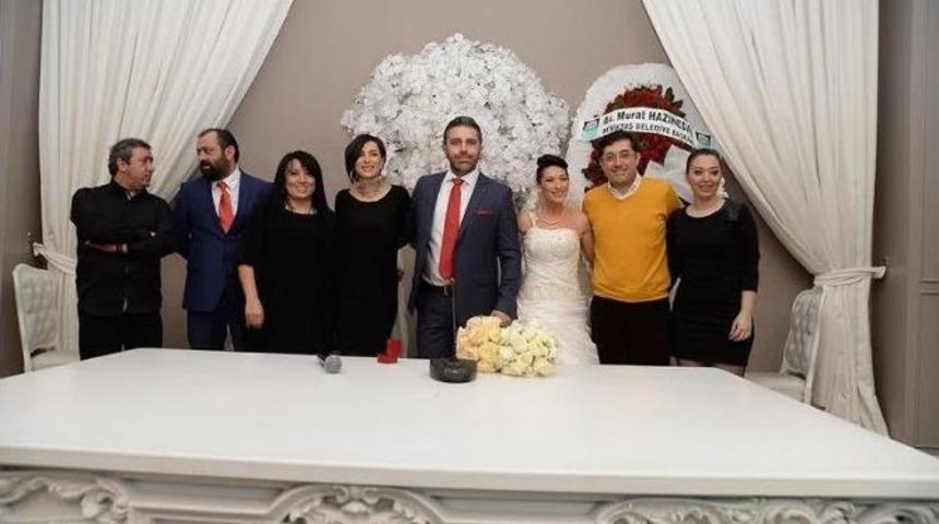 &Uuml;nl&uuml; Şarkıcı G&uuml;lay Sessiz Sedasız Evlendi