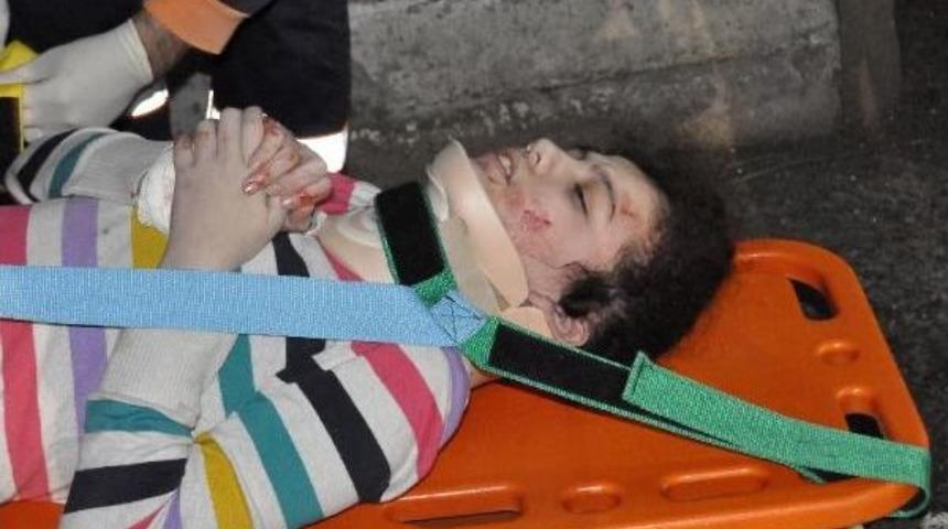 Otomobil, Karşı Y&ouml;ne Ge&ccedil;meye &Ccedil;alışırken Otob&uuml;sle &Ccedil;arpıştı: 3 Yaralı