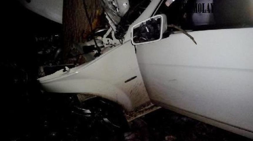 Otomobil Ağaca &Ccedil;arptı: 1 &Ouml;l&uuml;, 4 Yaralı