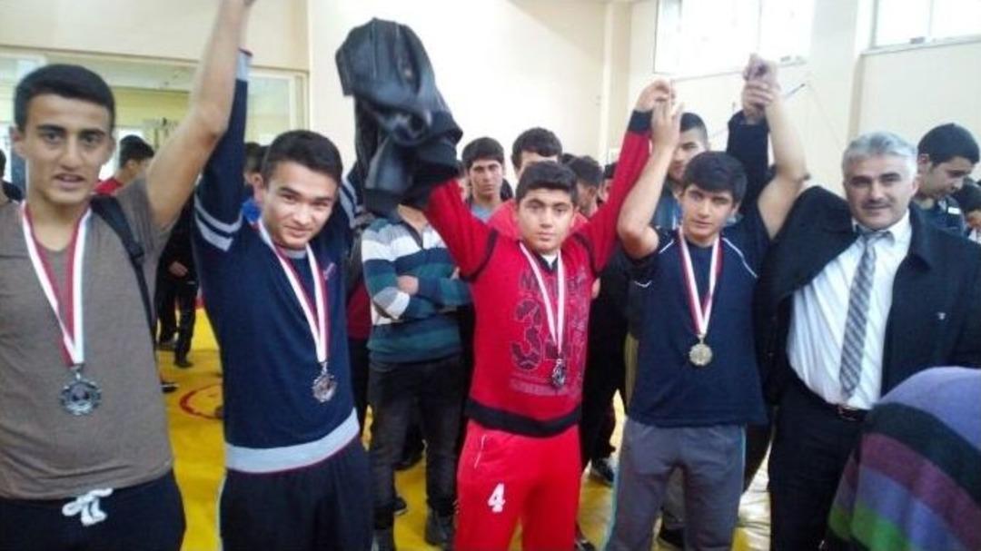 Adana&rsquo;da Okullarası Gen&ccedil;ler Grekoromen G&uuml;reş İl Birinciliği