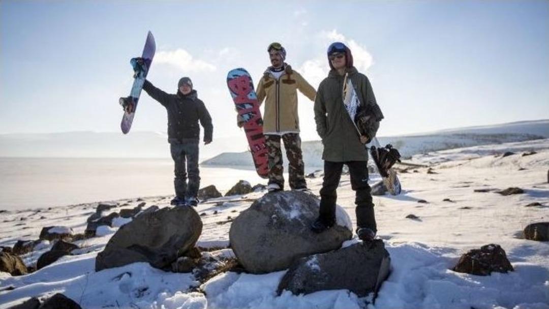 5 Yıldızlı Otelin &Ccedil;atısından Snowboard İle Atladılar